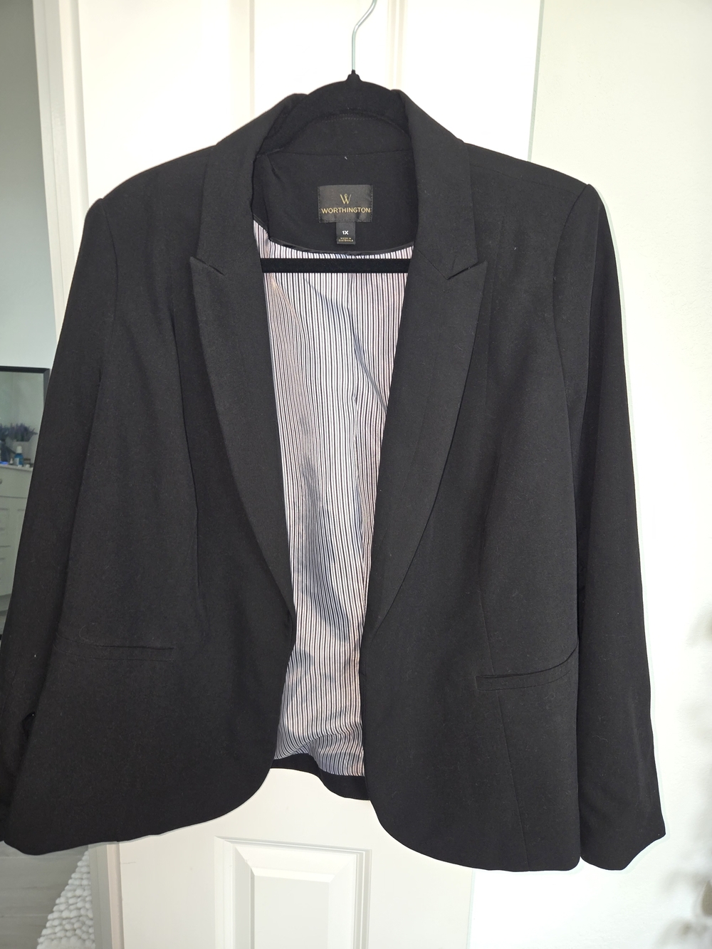 Worthington Black Women's Blazer.  Pre Owned, Great Quality Blazer. - Picture 2 of 6